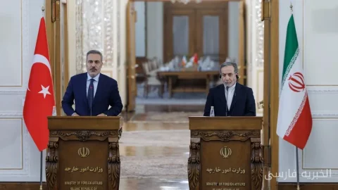 گفت‌وگوی وزرای خارجه ترکیه و ایران درباره تنگه هرمز و حملات به عربستان