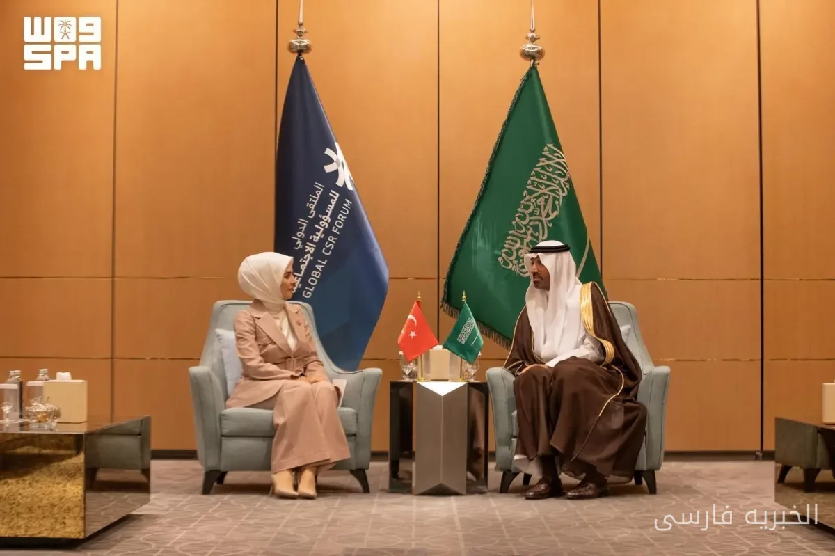 وزیر منابع انسانی عربستان با همتایان ترک و سنگاپوری خود درباره همکاری در زمینه توسعه اجتماعی گفتگو کرد